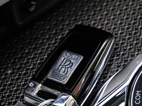 Used 2019 Rolls-Royce Dawn RWD image 35