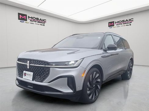 Used 2024 Lincoln Nautilus Reserve w/ Equipment Group 202A image 3