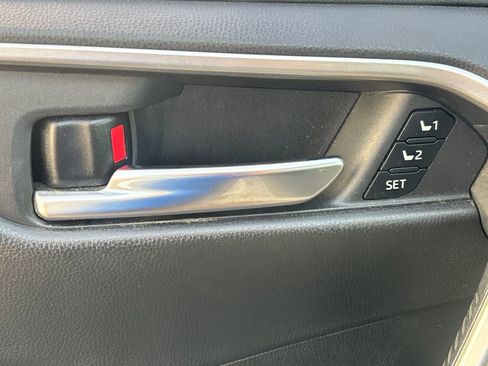 Used 2020 Toyota RAV4 XLE Premium image 8