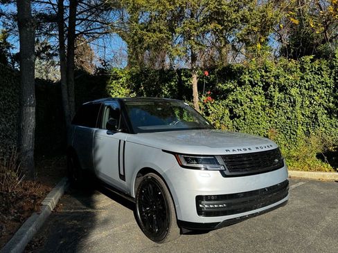 New 2025 Land Rover Range Rover SE image 3