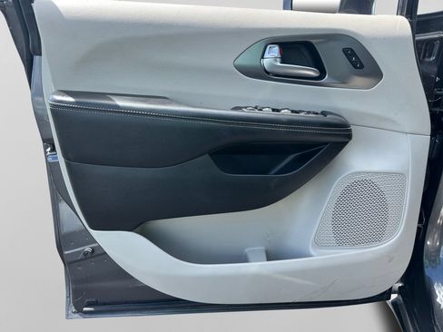 Used 2022 Chrysler Pacifica Touring-L FWD image 17