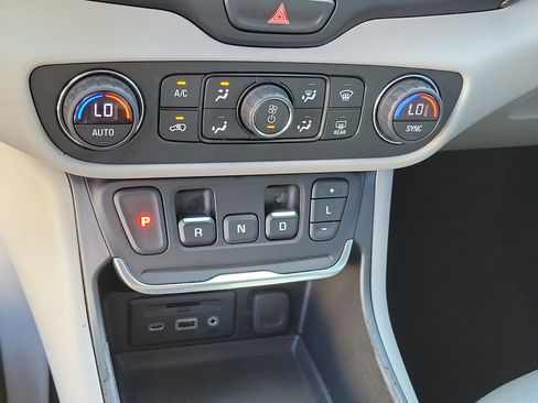 Used 2019 GMC Terrain SLT image 25