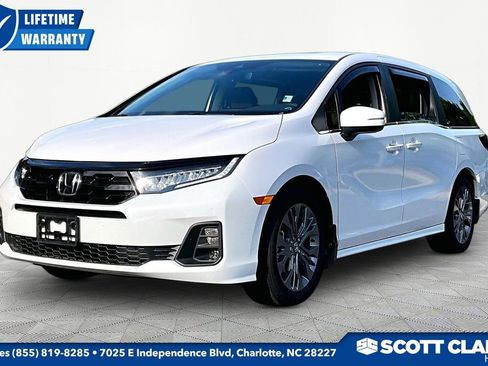 Used 2025 Honda Odyssey Touring image 3