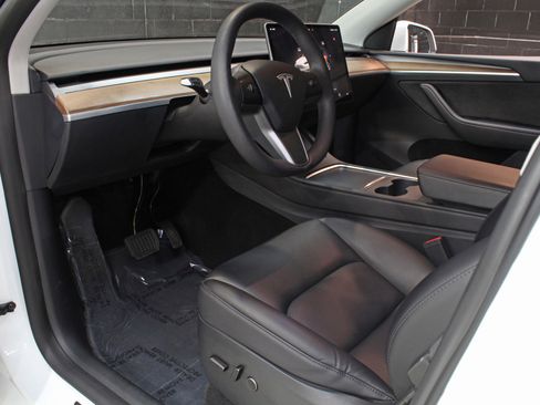 Used 2023 Tesla Model Y Long Range AWD/4WD image 26