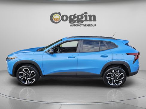 Used 2025 Chevrolet Trax RS w/ Driver Confidence Package image 2