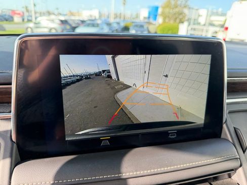 Used 2024 Chevrolet Suburban Premier image 25