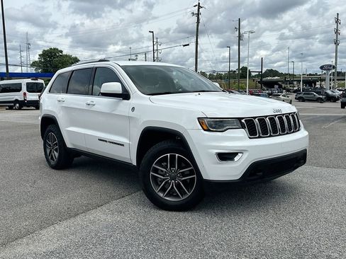 Used 2020 Jeep Grand Cherokee Laredo w/ 18" Wheel & 8.4" Radio Group AWD/4WD image 1