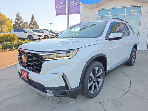 New 2025 Honda Pilot Touring image 2