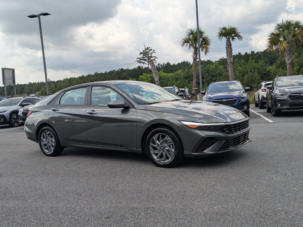 Used 2026 Hyundai Elantra Hybrid FWD image 2