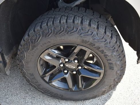 Used 2024 Chevrolet Silverado 1500 Custom Trail Boss w/ Dark Appearance Package AWD/4WD image 11