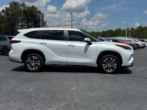 Used 2023 Toyota Highlander XLE FWD image 2