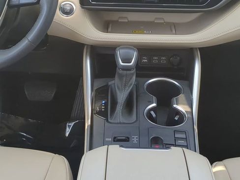 Used 2023 Toyota Highlander XLE image 19
