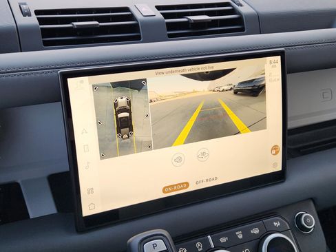 Used 2025 Land Rover Defender 110 X-Dynamic SE image 18