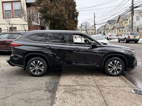 Certified 2021 Toyota Highlander XLE image 6