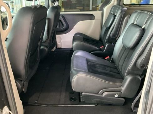 Used 2016 Dodge Grand Caravan SXT image 17