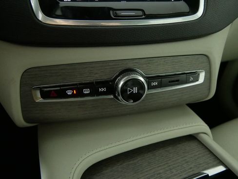 Used 2023 Volvo XC90 B6 Plus AWD/4WD image 28