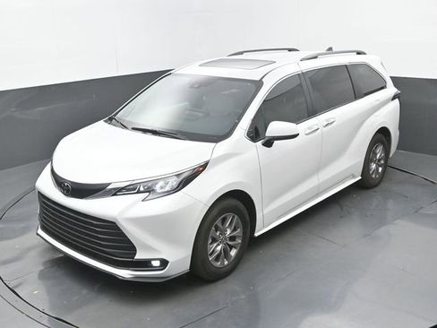Used 2026 Toyota Sienna XLE FWD image 31