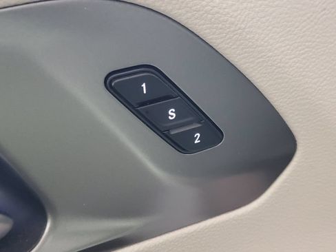 Used 2023 Chrysler Pacifica Touring-L FWD image 10