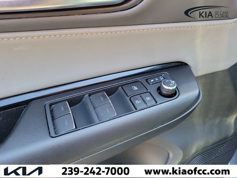Used 2021 Toyota Venza LE AWD/4WD image 23