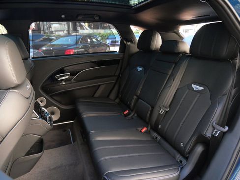 Used 2025 Bentley Bentayga Extended Wheelbase AWD/4WD image 20
