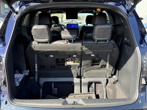 Used 2025 Toyota Sienna Limited image 4
