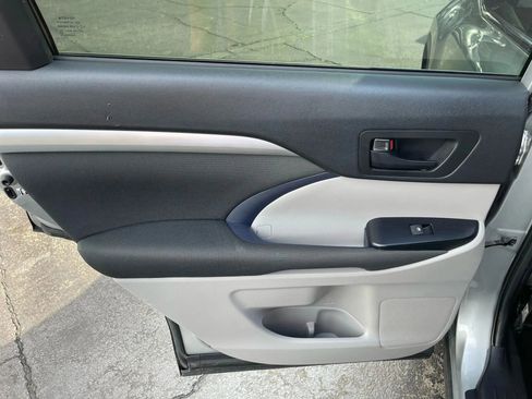 Used 2019 Toyota Highlander LE image 25