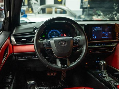 Used 2025 Toyota Camry SE FWD image 15