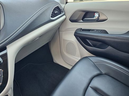 Used 2023 Chrysler Pacifica Touring-L FWD image 27