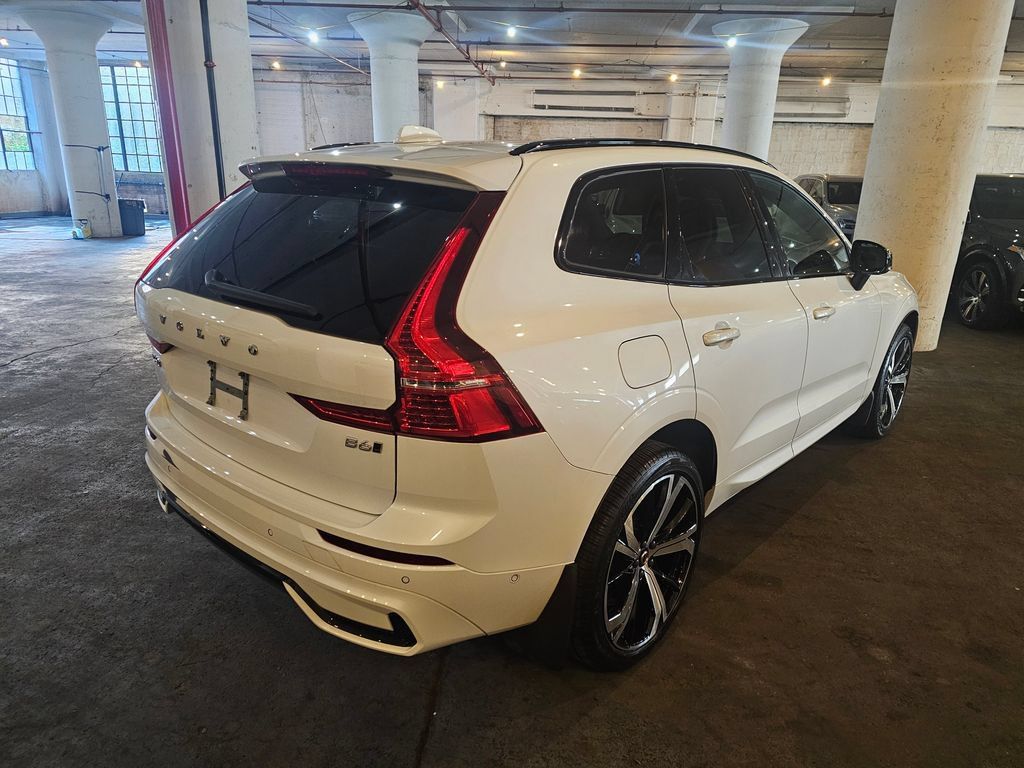 Used 2022 Volvo XC60 B6 R-Design AWD/4WD image 4