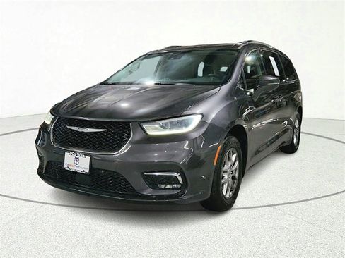 Used 2021 Chrysler Pacifica Touring w/ Uconnect Theater Family Group image 2