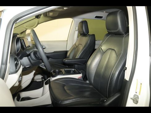 Used 2022 Chrysler Pacifica Touring-L image 24