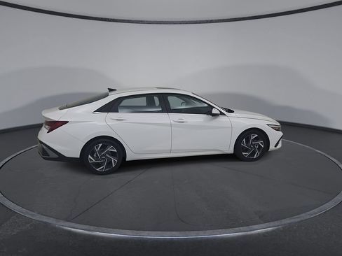 Used 2025 Hyundai Elantra Limited FWD image 17