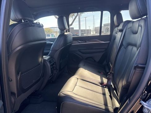 Used 2025 Jeep Grand Cherokee Limited w/ Luxury Tech Group II image 11