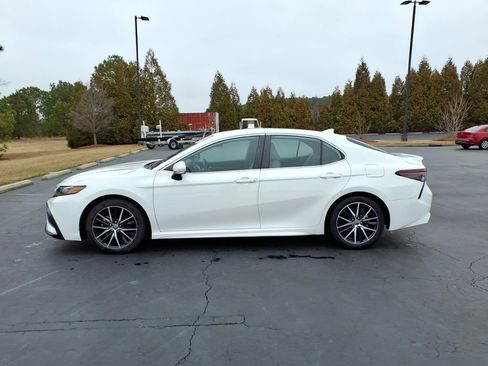 Used 2022 Toyota Camry SE w/ Cold Weather Package image 6