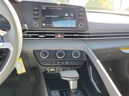 Used 2025 Hyundai Elantra SE image 12