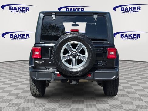 Used 2018 Jeep Wrangler Unlimited Sahara AWD/4WD image 4