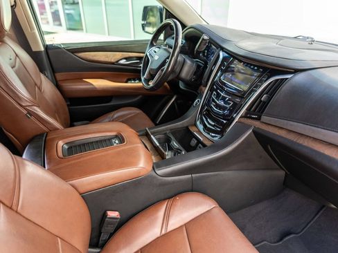Used 2019 Cadillac Escalade Luxury AWD/4WD image 43