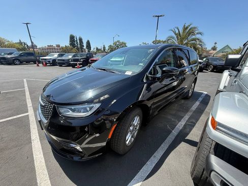 Used 2024 Chrysler Pacifica Touring-L FWD image 1
