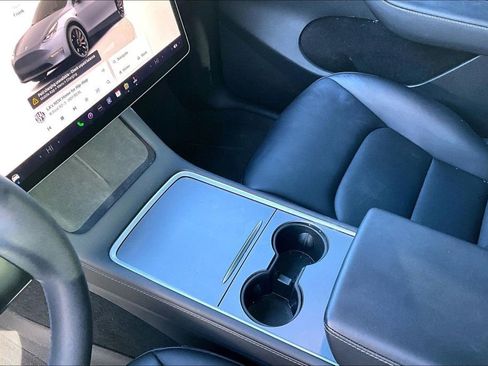 Used 2023 Tesla Model Y Performance image 11