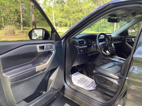 Used 2023 Ford Explorer XLT w/ Equipment Group 202A RWD image 10