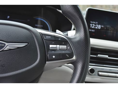 Used 2025 Genesis G70 2.5T image 20