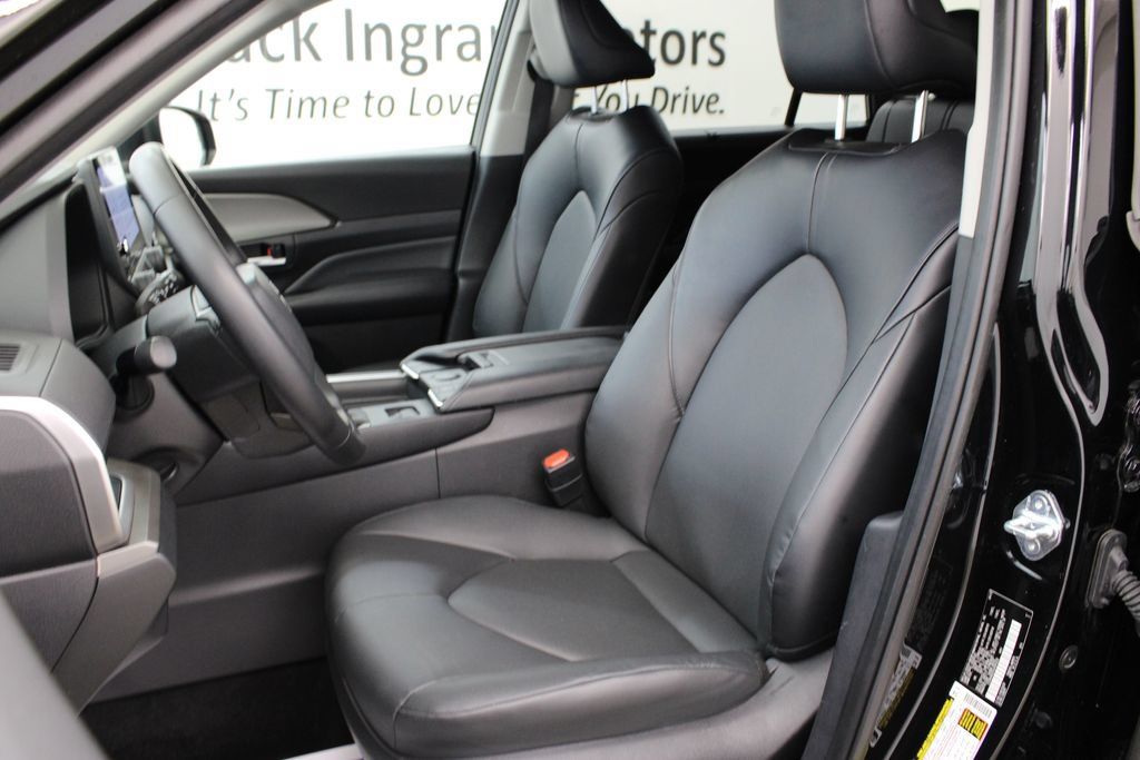 Used 2025 Toyota Grand Highlander AWD image 14