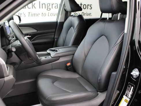 Used 2025 Toyota Grand Highlander AWD image 14