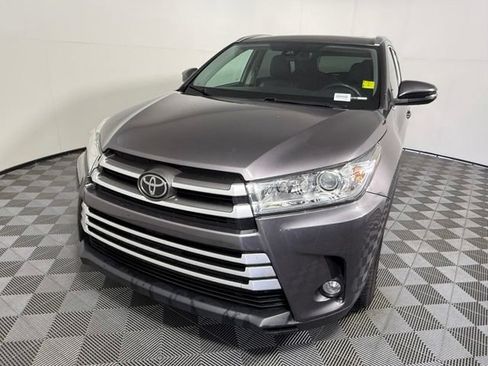 Used 2019 Toyota Highlander XLE FWD image 2
