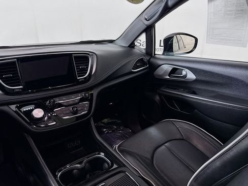 Used 2025 Chrysler Pacifica Limited FWD image 23