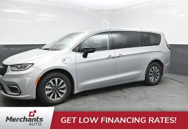 Used 2024 Chrysler Pacifica Limited FWD image 3