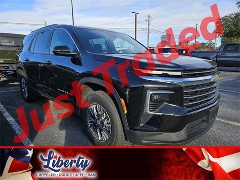 Used 2025 Chevrolet Traverse LT image 1