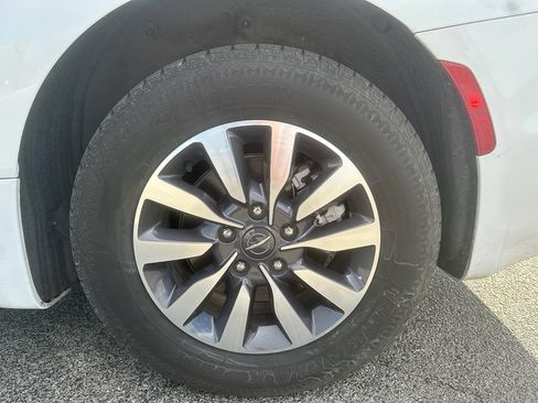 Used 2024 Chrysler Pacifica Select image 9