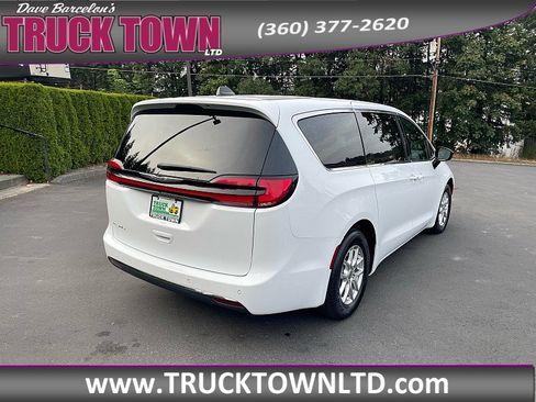 Used 2025 Chrysler Pacifica Select FWD image 5