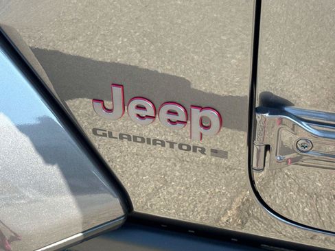 Certified 2023 Jeep Gladiator Rubicon w/ Cold Weather Group AWD/4WD image 13